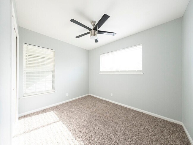 6001 Cameron Rd in Austin, TX - Building Photo - Building Photo