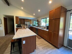 6673 NE Wellsly Pl in Bremerton, WA - Foto de edificio - Building Photo