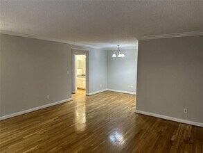 1705 Wingate Way in Atlanta, GA - Foto de edificio - Building Photo