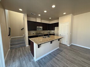 1902 Holt Rinehart Ave in Bakersfield, CA - Building Photo - Building Photo