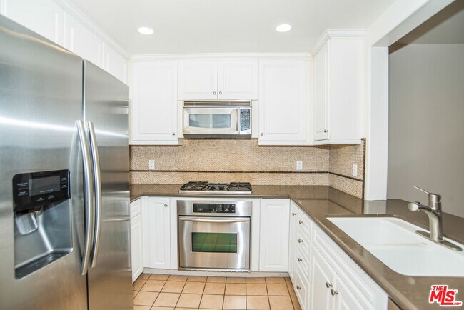 12975 Agustin Pl-Unit -222 in Los Angeles, CA - Building Photo - Building Photo