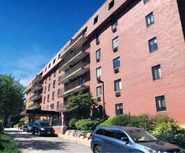 125 Pleasant St, Unit 309 in Brookline, MA - Building Photo - Building Photo