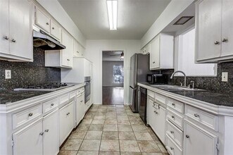 7621 Dentcrest Dr in Dallas, TX - Foto de edificio - Building Photo