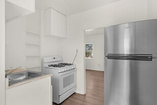 611 Maude Ave in Baltimore, MD - Building Photo