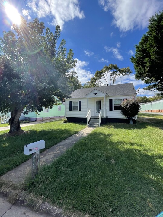 914 Oakley St in Graham, NC - Building Photo