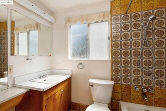 6022 Merriewood Dr in Oakland, CA - Foto de edificio - Building Photo