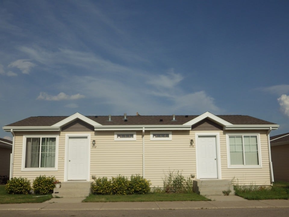 Creekside Cottages in Watford City, ND - Foto de edificio