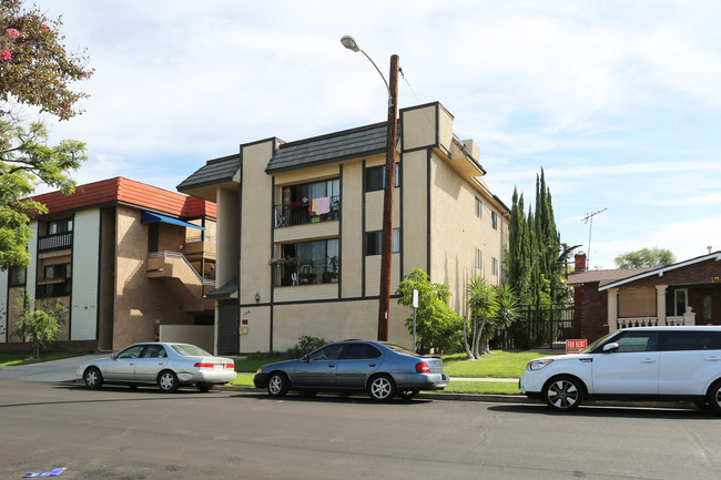 130 S Cedar St in Glendale, CA - Foto de edificio - Building Photo