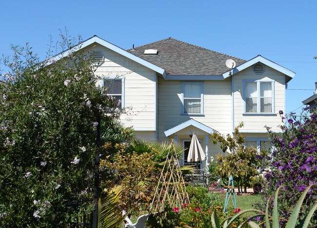 73-75 E Center St in Ventura, CA - Building Photo - Building Photo
