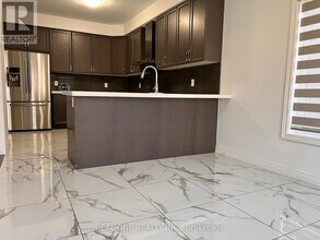 24 Foxberry Rd in East Gwillimbury, ON - Building Photo - Building Photo