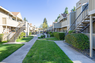 Cobble Creek Apartments in Carmichael, CA - Foto de edificio - Building Photo