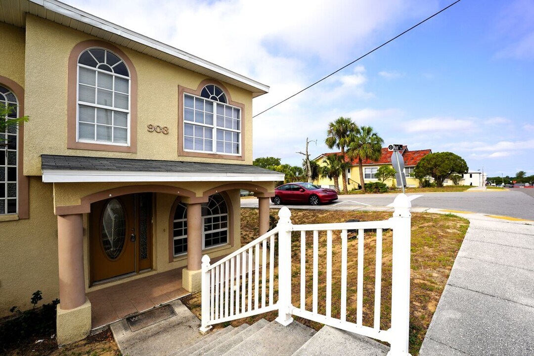 903 E Main St in Haines City, FL - Foto de edificio