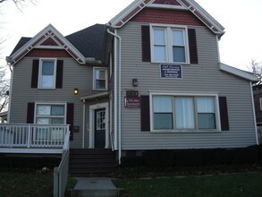 811 Washtenaw Ave, Unit 2 in Ypsilanti, MI - Foto de edificio - Building Photo