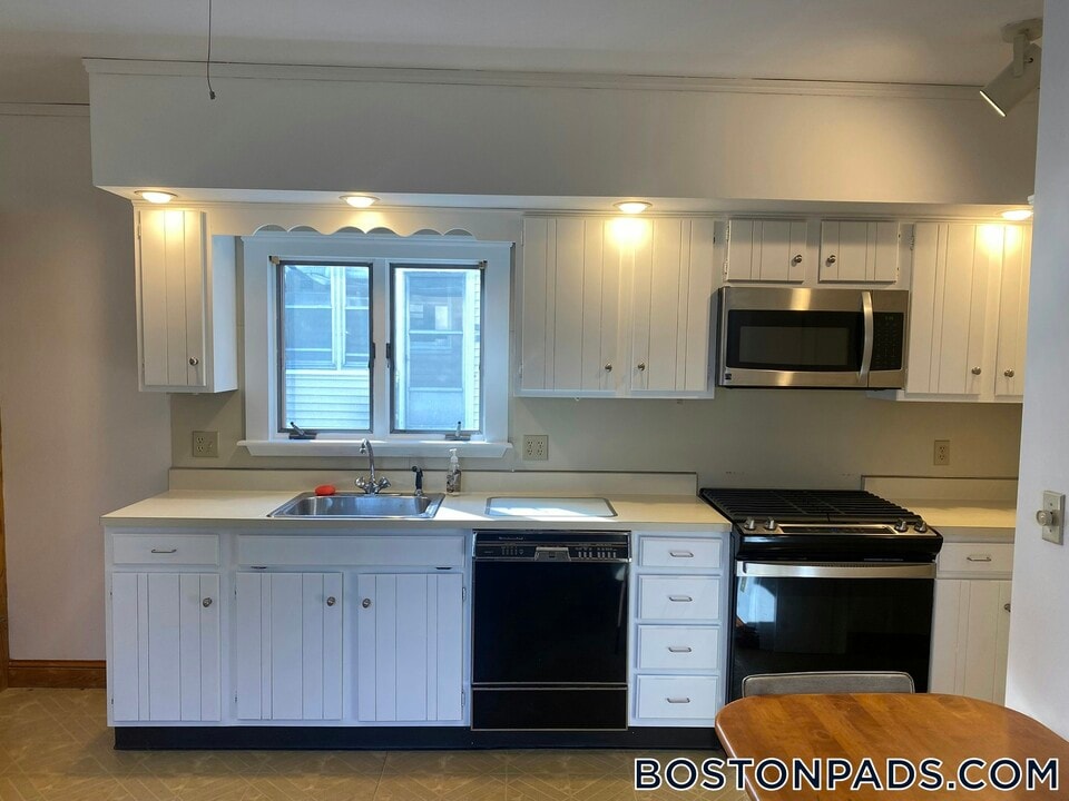 80 Curtis St in Somerville, MA - Building Photo