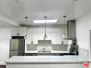 212 S Lasky Dr in Beverly Hills, CA - Building Photo - Building Photo
