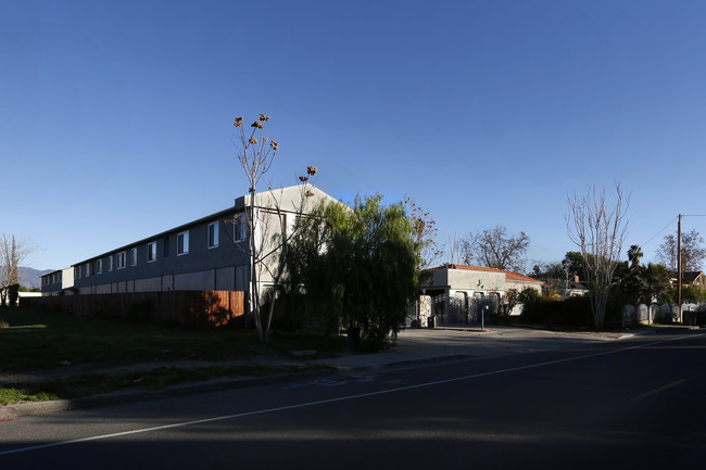 248 S Yale St in Hemet, CA - Foto de edificio - Building Photo