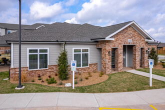 Juniper Pointe Apartments in Kaufman, TX - Foto de edificio - Building Photo