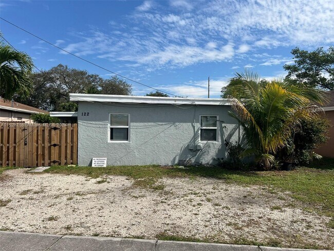 122 NW 6th Ave, Unit 2 in Dania Beach, FL - Building Photo - Building Photo