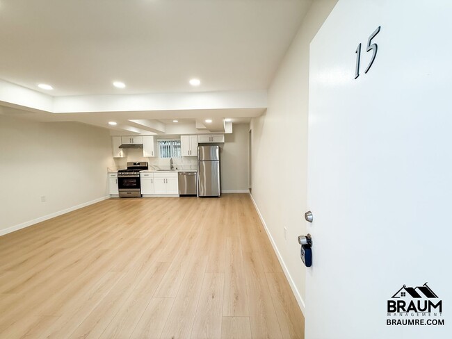 15634 Leadwell St in Los Angeles, CA - Building Photo - Building Photo