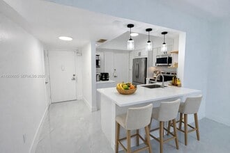 9159 SW 77th Ave in Miami, FL - Foto de edificio - Building Photo