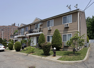 Harbor Court in Staten Island, NY - Building Photo - Building Photo