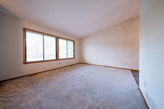 7991 147th St W in Apple Valley, MN - Building Photo - Building Photo