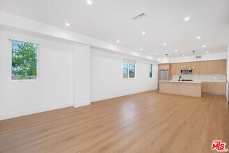 5248 Auckland Ave in Los Angeles, CA - Building Photo - Building Photo