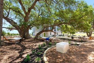 Trailside Oaks Apartments in Leander, TX - Foto de edificio - Building Photo