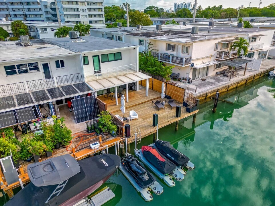 830 Raymond St in Miami, FL - Building Photo