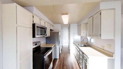 Open & spacious Beaverton duplex with fenc in Beaverton, OR - Building Photo - Building Photo