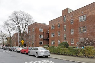 4218 201st St in Bayside, NY - Foto de edificio - Building Photo