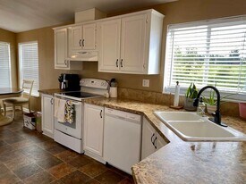 13680 S Mueller Rd in Oregon City, OR - Building Photo