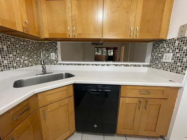 3410 Foxcroft Rd in Miramar, FL - Building Photo - Building Photo