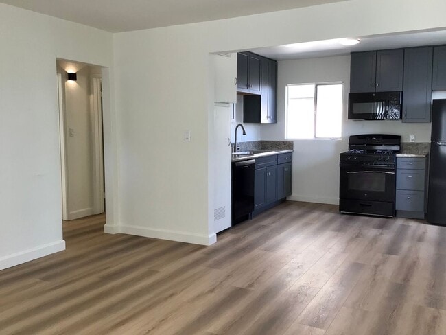 5836 Lauretta St in San Diego, CA - Foto de edificio - Building Photo
