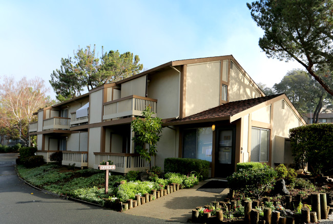 Crestview Apartments in Benicia, CA - Foto de edificio - Building Photo