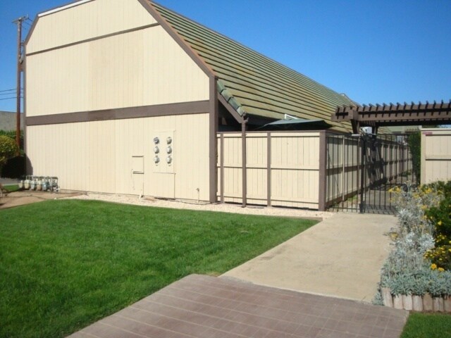 1960 McClelland St in Santa Maria, CA - Building Photo