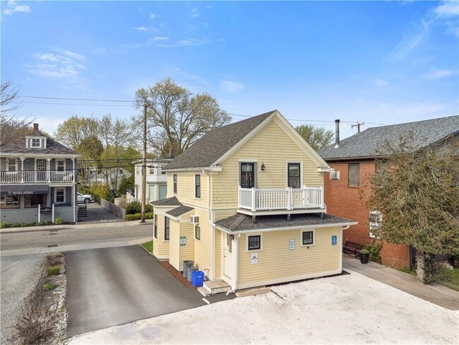 74 Maple Ave in Barrington, RI - Building Photo - Building Photo