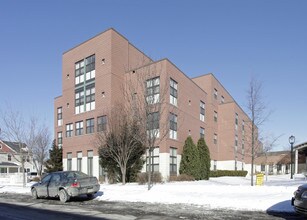 Highland Gardens in Milwaukee, WI - Foto de edificio - Building Photo