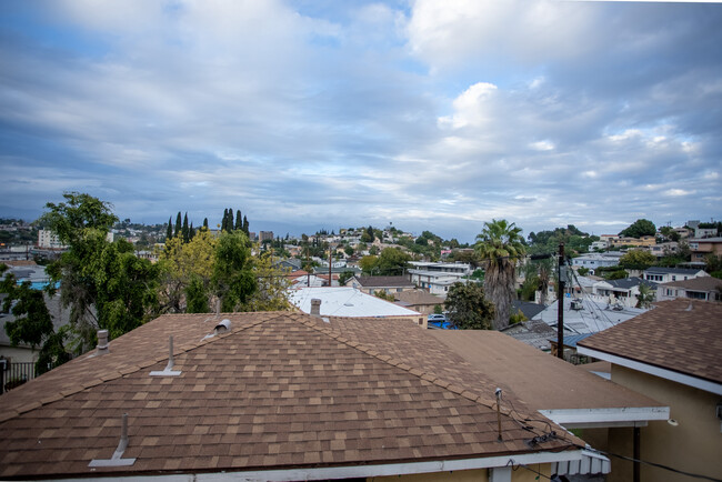 4271 Rosilyn Dr in Los Angeles, CA - Building Photo - Building Photo