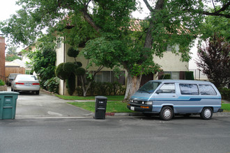 620 E Magnolia Blvd in Burbank, CA - Building Photo - Building Photo