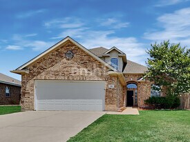 58 N Highland Dr in Sanger, TX - Building Photo
