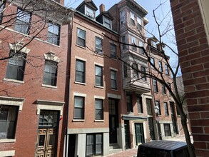 14 S Russell St in Boston, MA - Foto de edificio - Building Photo