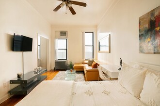210 W 17th St in New York, NY - Building Photo - Building Photo