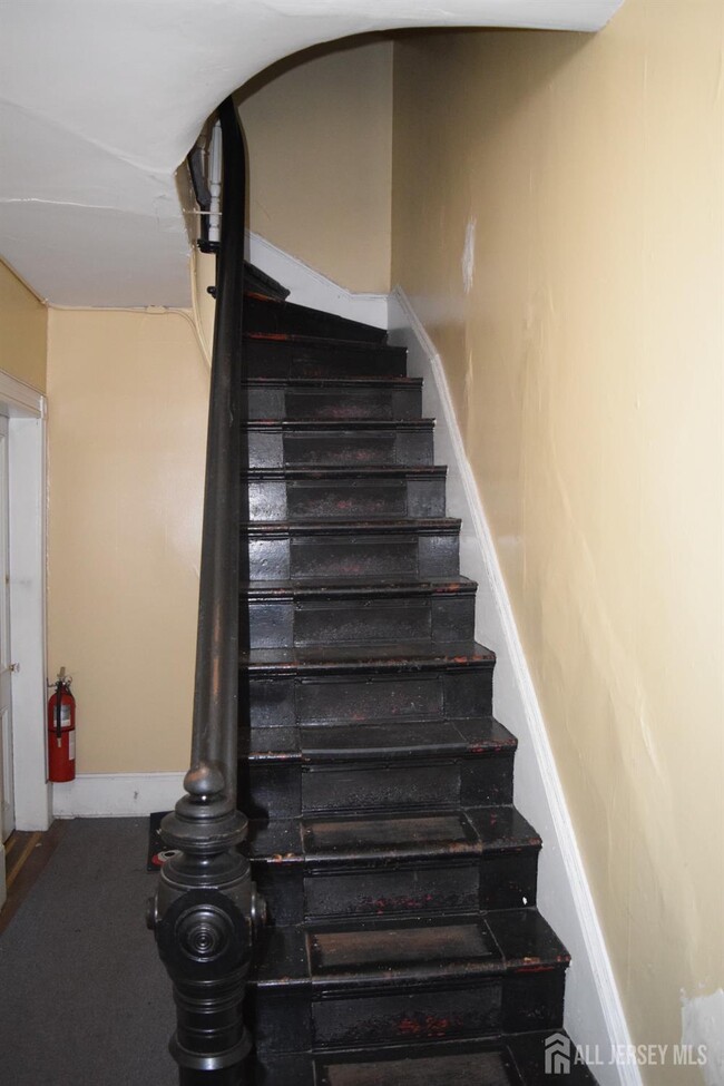 99 Easton Ave-Unit -2 in New Brunswick, NJ - Foto de edificio - Building Photo