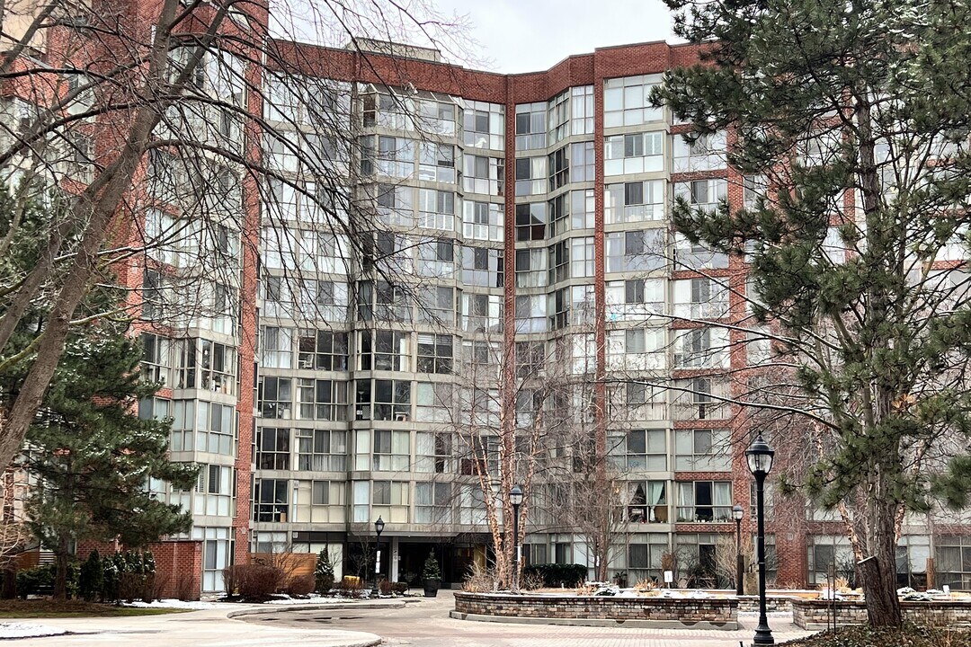 22 Southport St in Toronto, ON - Building Photo
