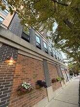 1501 W Belmont Ave in Chicago, IL - Foto de edificio - Building Photo