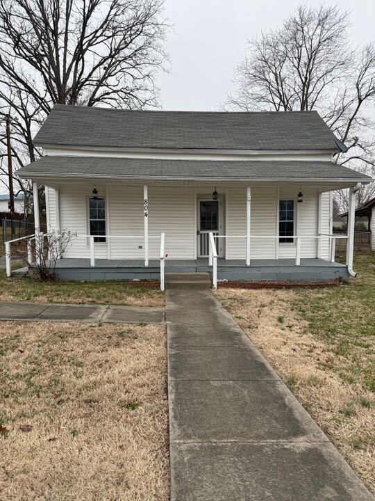 804 W 2nd St in Dickson, TN - Building Photo