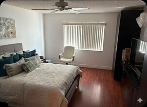 341 Lakeview Dr in Weston, FL - Building Photo - Building Photo