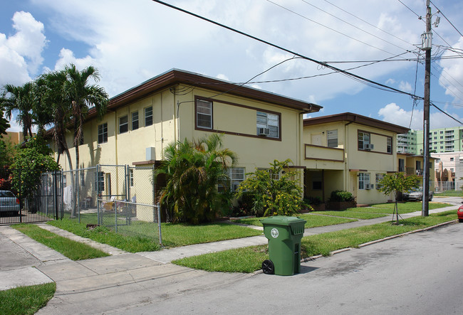 Apartamentos Valencia in Miami, FL - Building Photo - Building Photo