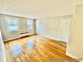 105 Shawomet Ave in Somerset, MA - Building Photo - Building Photo